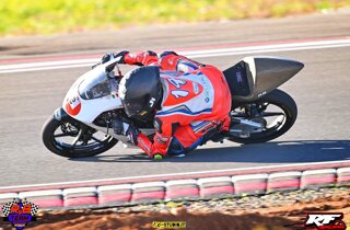 Pilota in gara su una moto da competizione in pista sevilla circuit 