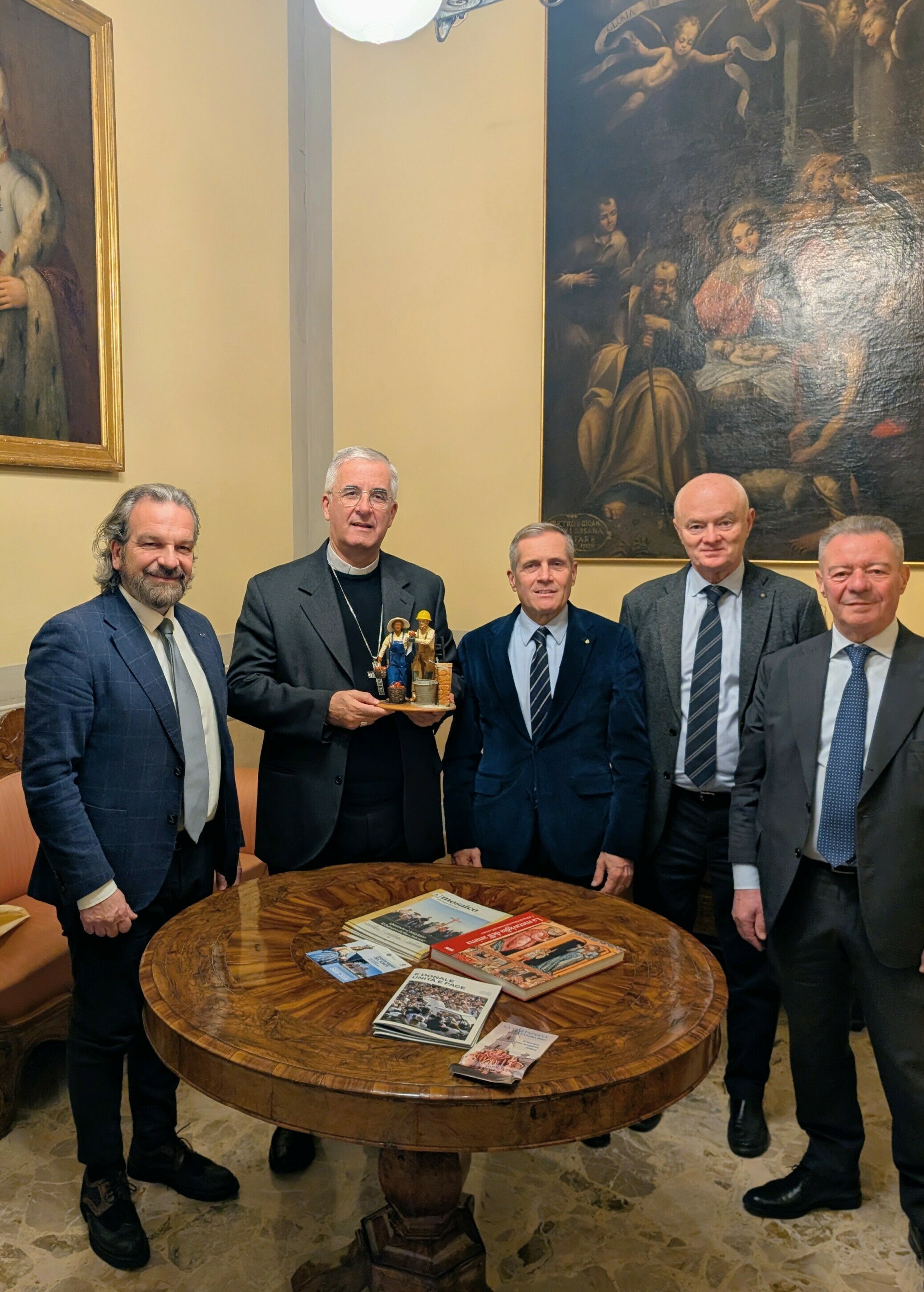 Donata al Vescovo Napolioni la statuina del Presepe 2025 Donata al Vescovo Napolioni la statuina del Presepe 2025