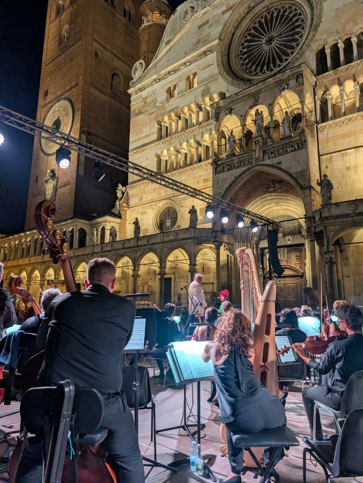 orchestra-da-dietro.jpeg orchestra-da-dietro.jpeg