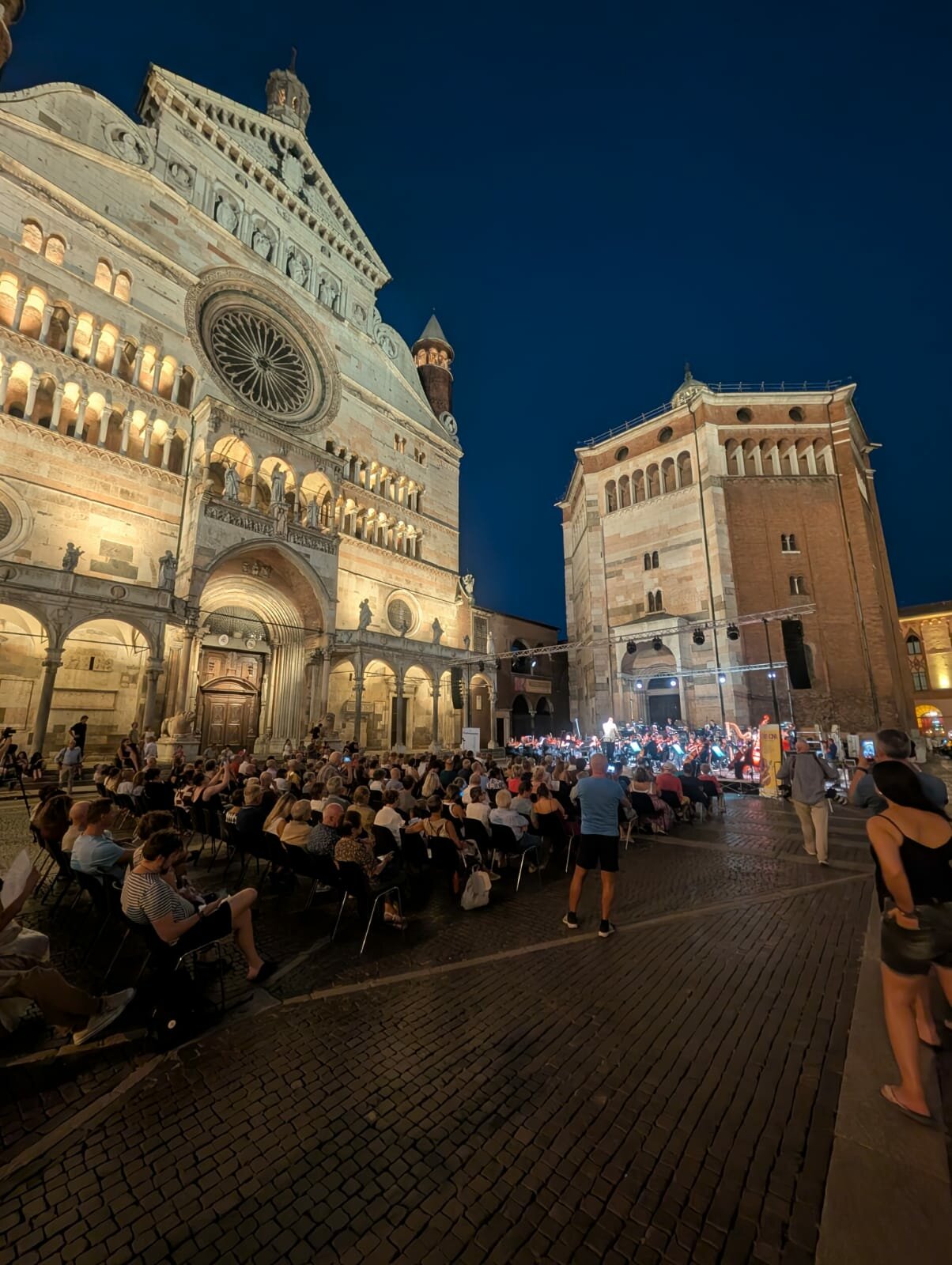 piazza-davanti.jpeg piazza-davanti.jpeg
