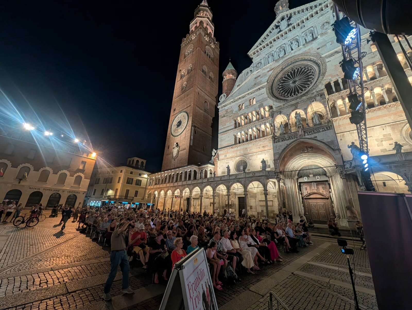 piazza.jpeg piazza.jpeg