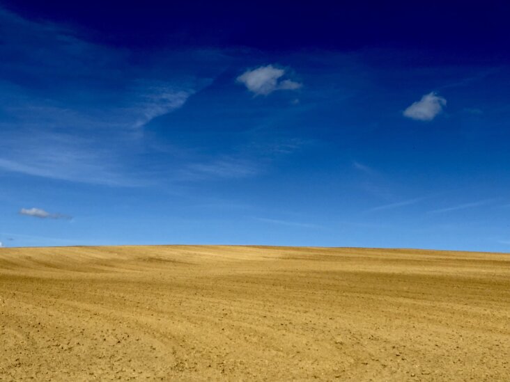 Paesaggio di colline con cielo blu e nuvole bianche