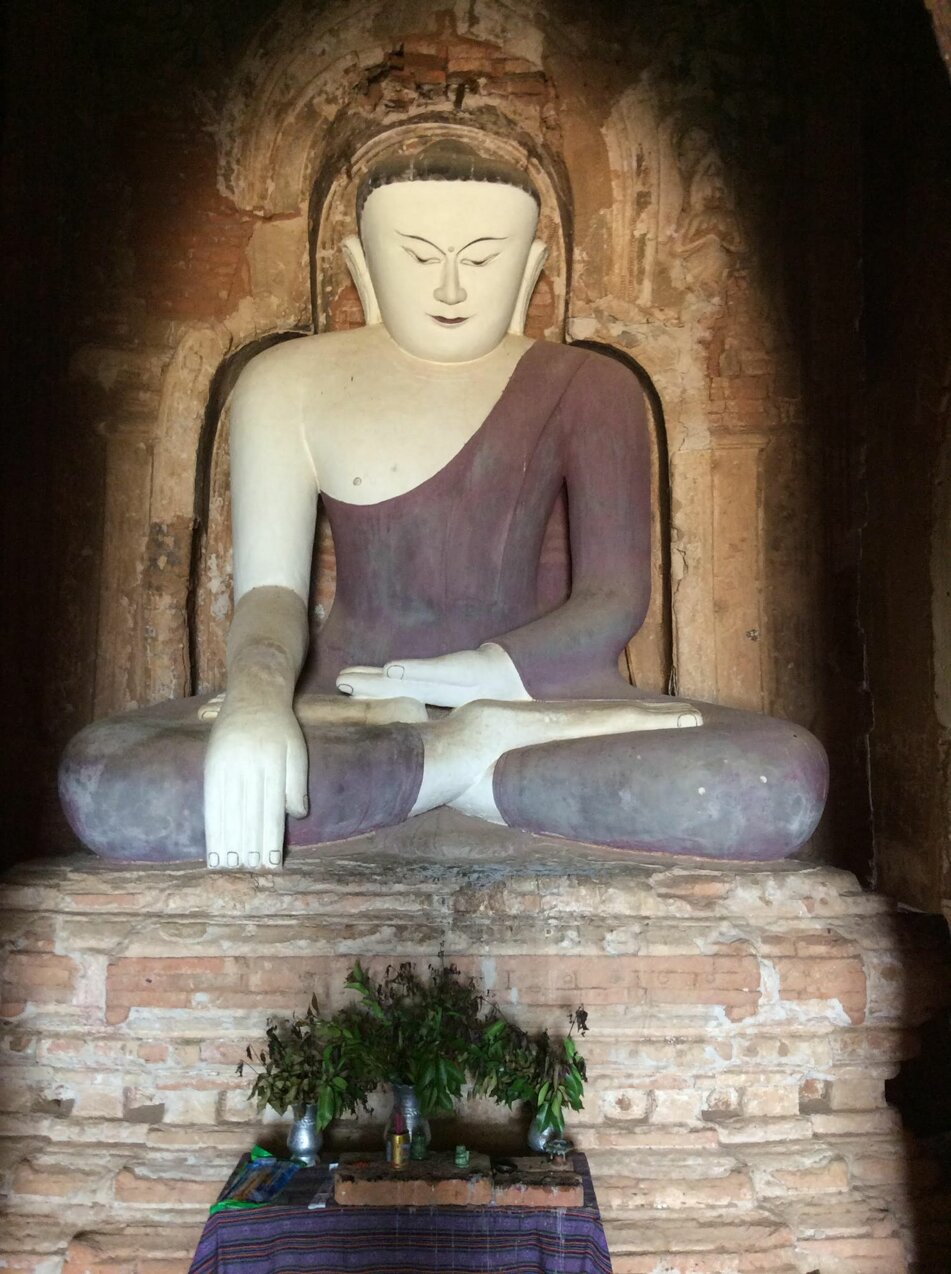 Statua del Buddha in meditazione in un antico tempio