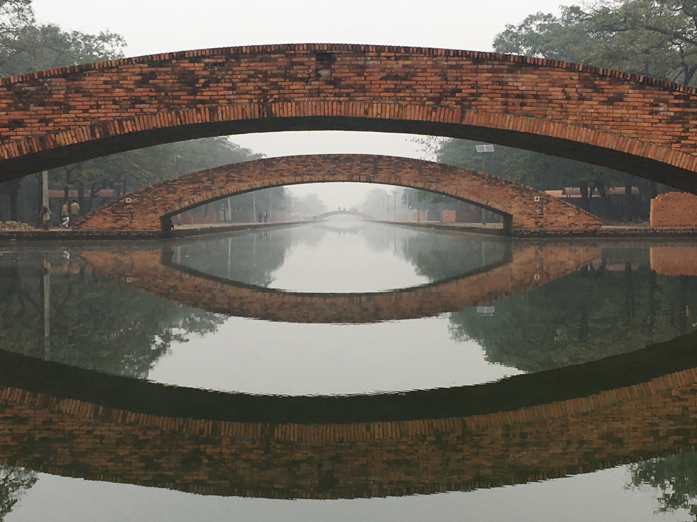 Due ponti ad arco in mattoni riflessi sull'acqua Due ponti ad arco in mattoni riflessi sull'acqua