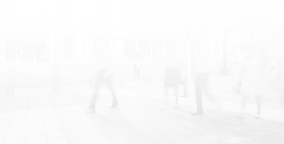 Persone che camminano velocemente in una strada cittadina con edifici moderni sullo sfondo Persone che camminano velocemente in una strada cittadina con edifici moderni sullo sfondo