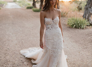 Ci occupiamo di Fotografia di Matrimonio, con un Team preparato e competente nel settore, amiamo raccontare ogni storia e qualsiasi evento che riguardi la tua vita. Ci occupiamo di Fotografia di Moda, orientati verso un taglio emozionale, espressivo ed autobiografico. Ci occupiamo di Still Life e Foto Social. Organizziamo anche Corsi Fotografici, Whorkshop con Esperti de settore e Mostre. MATRIMONIO SICILIA DESTINATION WEDDING SICILY FOTOGRAFIA MATRIMONIO