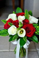 bouquet-da-sposa-rosso-e-bianco-elegante
