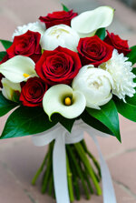 bouquet-da-sposa-rosso-e-bianco-elegante