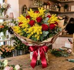 bouquet-elegance-mimosa-con-9-rose-a-gambo-lungo-festa-della-donna-milano