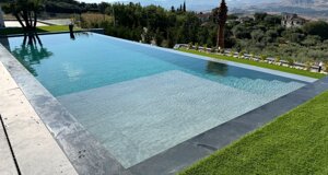 bordo piscina, pietra naturale, solarium piscina