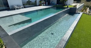 piscine a sfioro, design piscine moderne, infinity pool