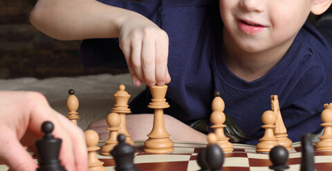scacchi-bambini-696x360-1.jpeg
