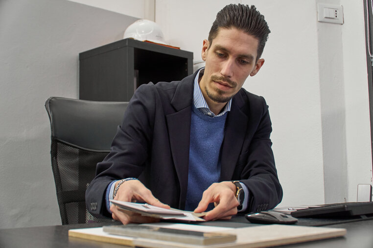 Geometra Toscana Interior designer Siena Ristrutturazione appartamento Firenze Pratiche edilizie Poggibonsi Progettazione interni Toscana Render fotorealistici interni Consulenza geometra online Geometra per bonus edilizi 2025 Geometra freelance Toscana