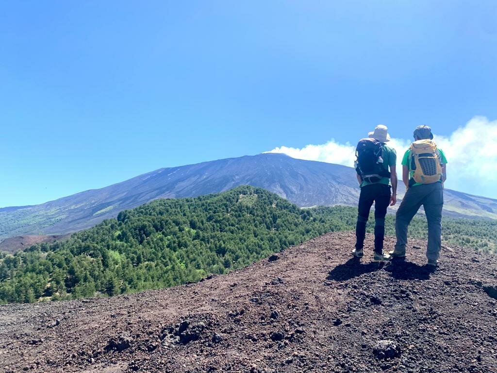Escursione sull'Etna: tre orari, crateri spenti e una grotta lavica