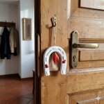 ferro-di-cavallo-in-ceramica-cornetto-portafortuna-e-sacchetto-con-sale-rito-jella-in-scatolo-regalo-fatto-a-mano-in-italia