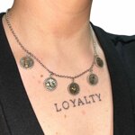 collana-in-argento-con-ciondoli-portafortuna-in-argento-e-rilievi-in-bronzo-collana-unisex-cm-45