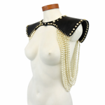 spalle-in-cuoio-nero-e-perle