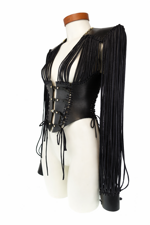 corpetto-strutturato-con-maniche-ed-allacciatura-sul-davanti-in-cuoio-nero