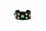 bracciale-in-cuoio-nero-e-rivetti-bagnati-in-oro-con-pepite-in-resina-turchese
