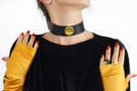 choker-in-cuoio-nero-con-logo-in-ottone