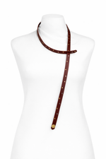 la-stringe-accessorio-multiuso-in-cuoio-testa-di-moro-e-logo-in-ottone