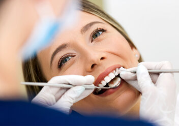 Cura della parodontite per mantenere i denti naturali a Pordenone