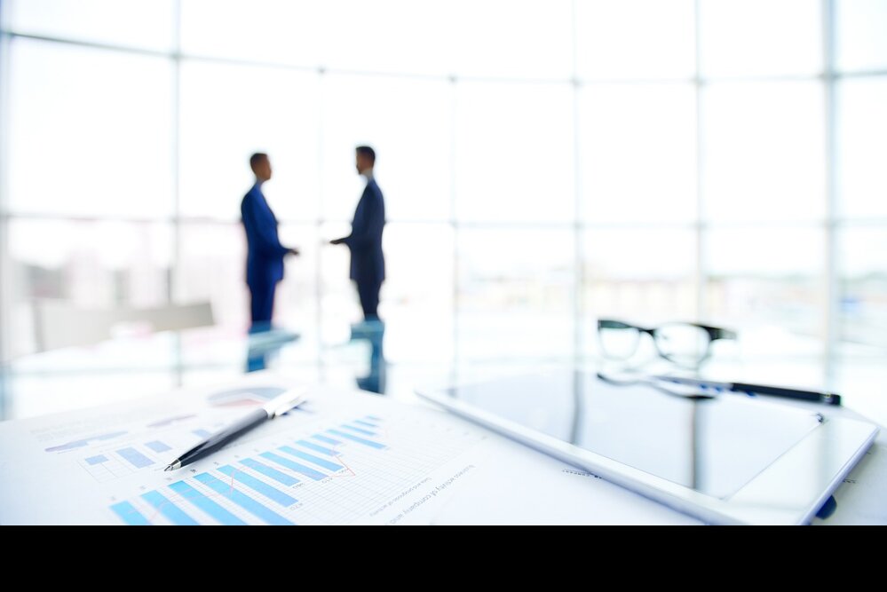 Deux silhouettes floues d'entrepreneurs en train de discuter 