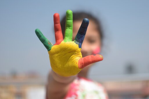 mano colorata pittura bambina