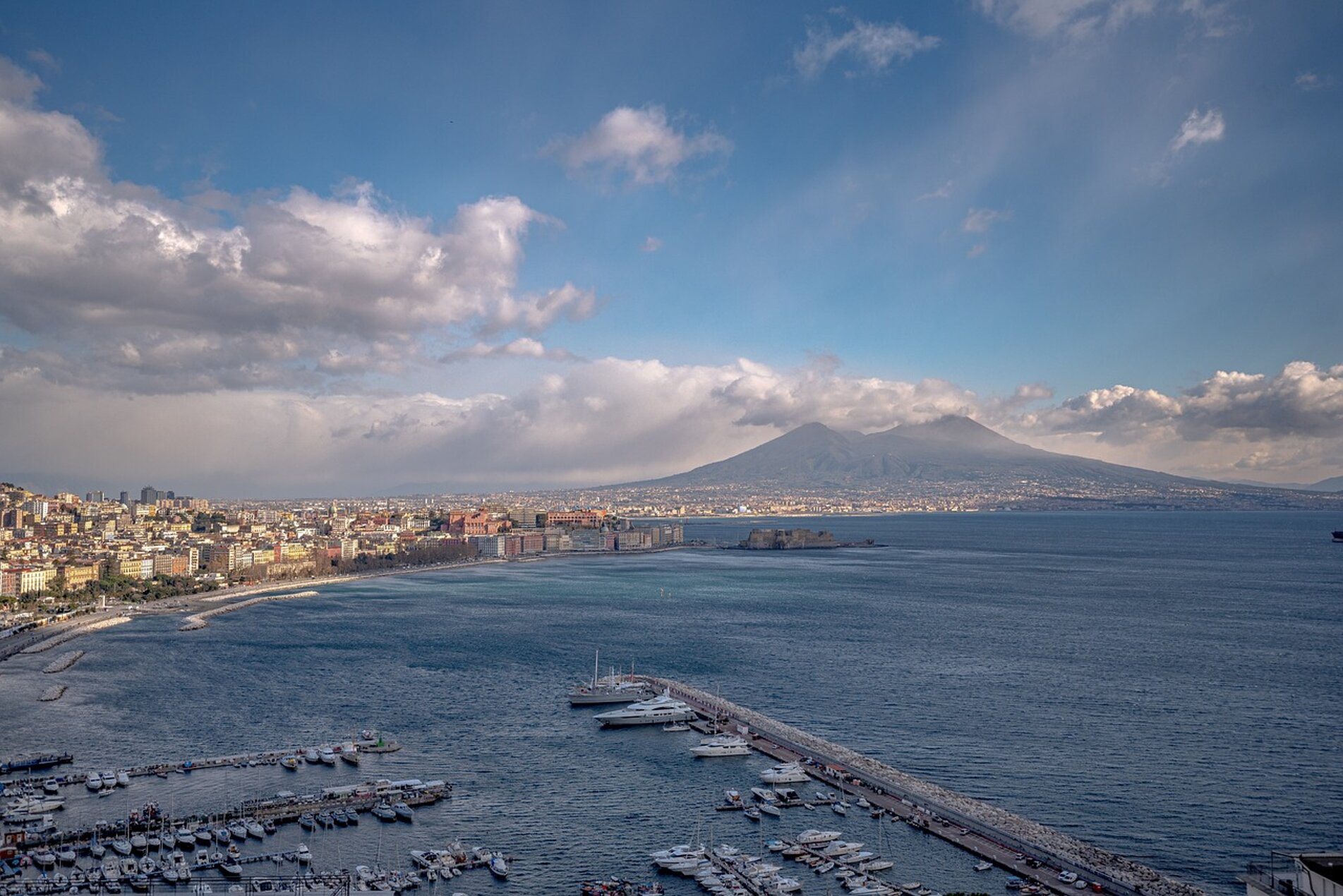 Lungomare di Napoli e sullo sfondo il Vesuvio